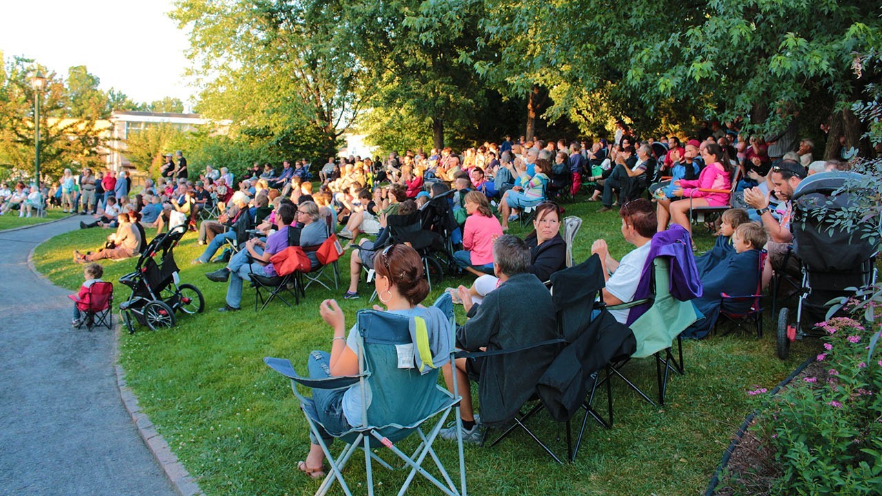 Plus de 350 personnes se sont présentées à l’Arboretum de Saint-Georges dans le cadre de la dernière représentation de l’édition de 2014 des Jeudis de la relève pour assister au spectacle du Big Beauce Band.