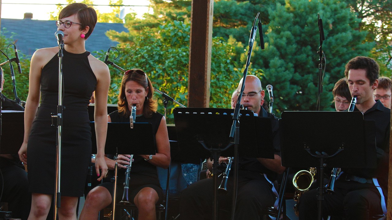 Plus de 350 personnes se sont présentées à l’Arboretum de Saint-Georges dans le cadre de la dernière représentation de l’édition de 2014 des Jeudis de la relève pour assister au spectacle du Big Beauce Band.