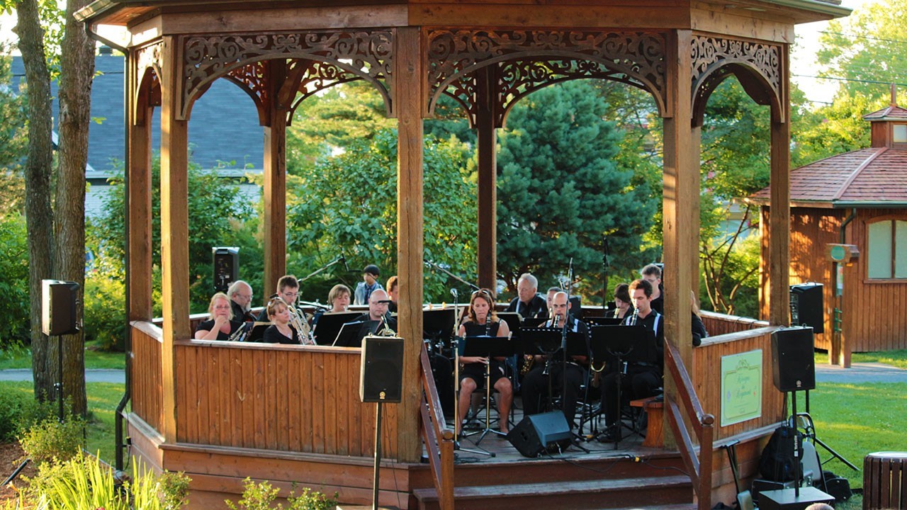 Plus de 350 personnes se sont présentées à l’Arboretum de Saint-Georges dans le cadre de la dernière représentation de l’édition de 2014 des Jeudis de la relève pour assister au spectacle du Big Beauce Band.