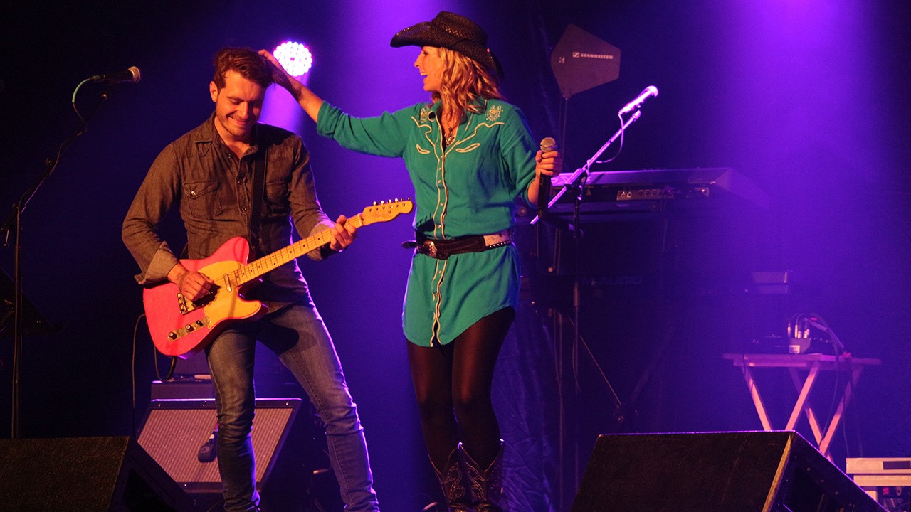 Véronique Labbé était de passage sur la scène de la place Raymond Tardif à Nashville en Beauce le 25 juillet dernier où près de 500 personnes attendaient impatiemment le début du spectacle. La jeune chanteuse faisait la première partie de Lipstick Rodéo.
