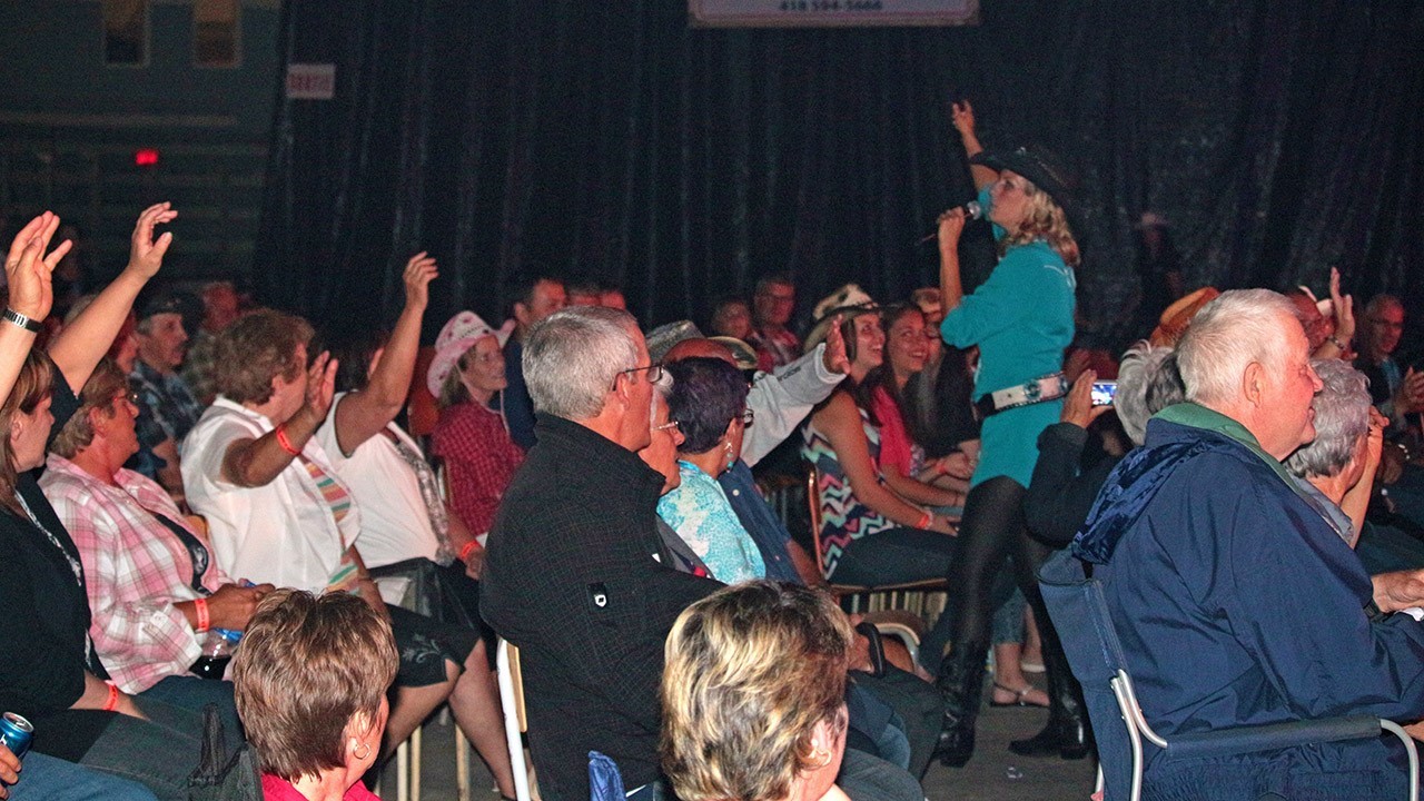 Véronique Labbé était de passage sur la scène de la place Raymond Tardif à Nashville en Beauce le 25 juillet dernier où près de 500 personnes attendaient impatiemment le début du spectacle. La jeune chanteuse faisait la première partie de Lipstick Rodéo.