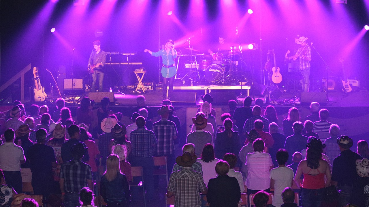 Véronique Labbé était de passage sur la scène de la place Raymond Tardif à Nashville en Beauce le 25 juillet dernier où près de 500 personnes attendaient impatiemment le début du spectacle. La jeune chanteuse faisait la première partie de Lipstick Rodéo.