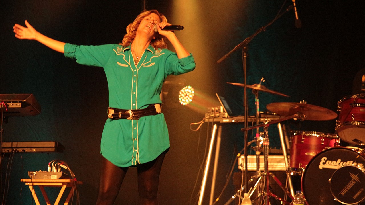 Véronique Labbé était de passage sur la scène de la place Raymond Tardif à Nashville en Beauce le 25 juillet dernier où près de 500 personnes attendaient impatiemment le début du spectacle. La jeune chanteuse faisait la première partie de Lipstick Rodéo.