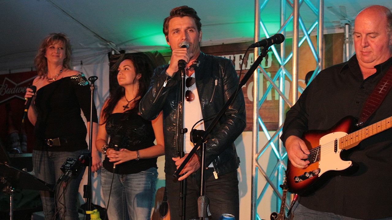 Robby Jonhson était de passage sous la tente du Chapiteau Desjardins à Nashville en Beauce le 26 juillet dernier lors du spectacle de Cherokee.