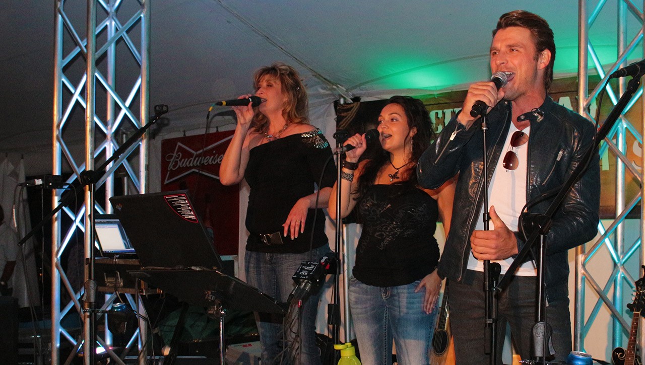 Robby Jonhson était de passage sous la tente du Chapiteau Desjardins à Nashville en Beauce le 26 juillet dernier lors du spectacle de Cherokee.