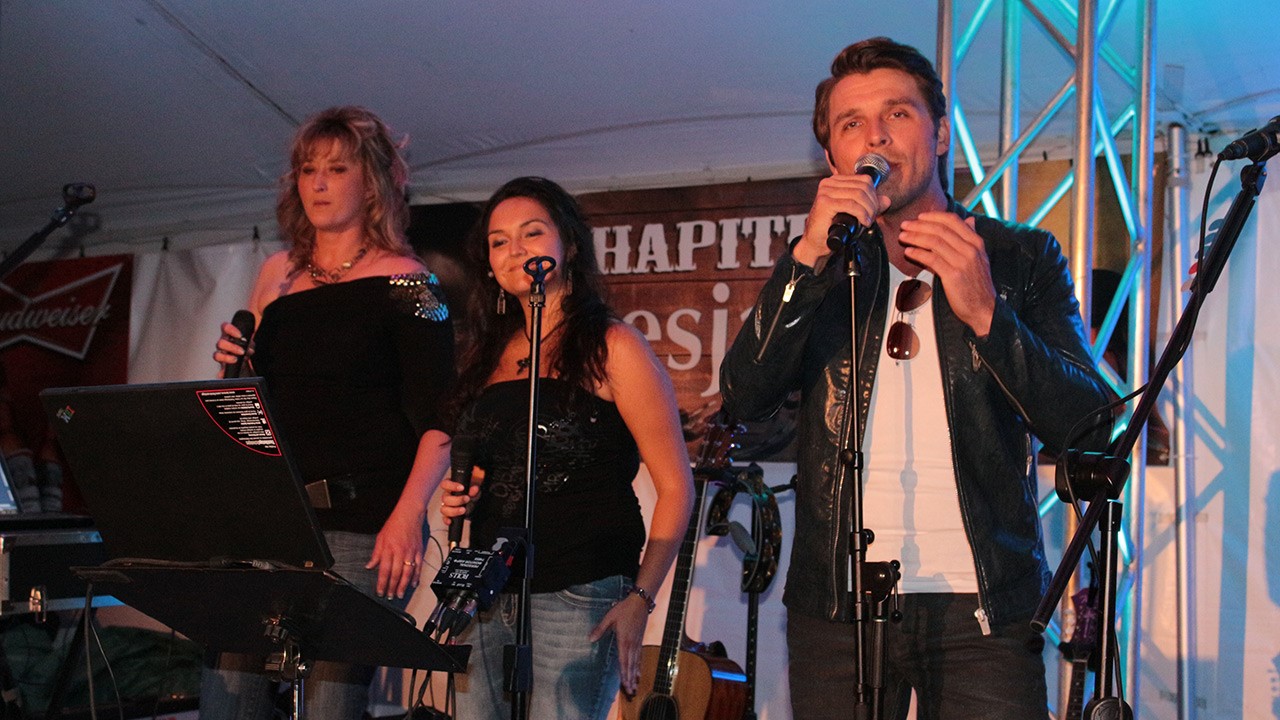 Robby Jonhson était de passage sous la tente du Chapiteau Desjardins à Nashville en Beauce le 26 juillet dernier lors du spectacle de Cherokee.