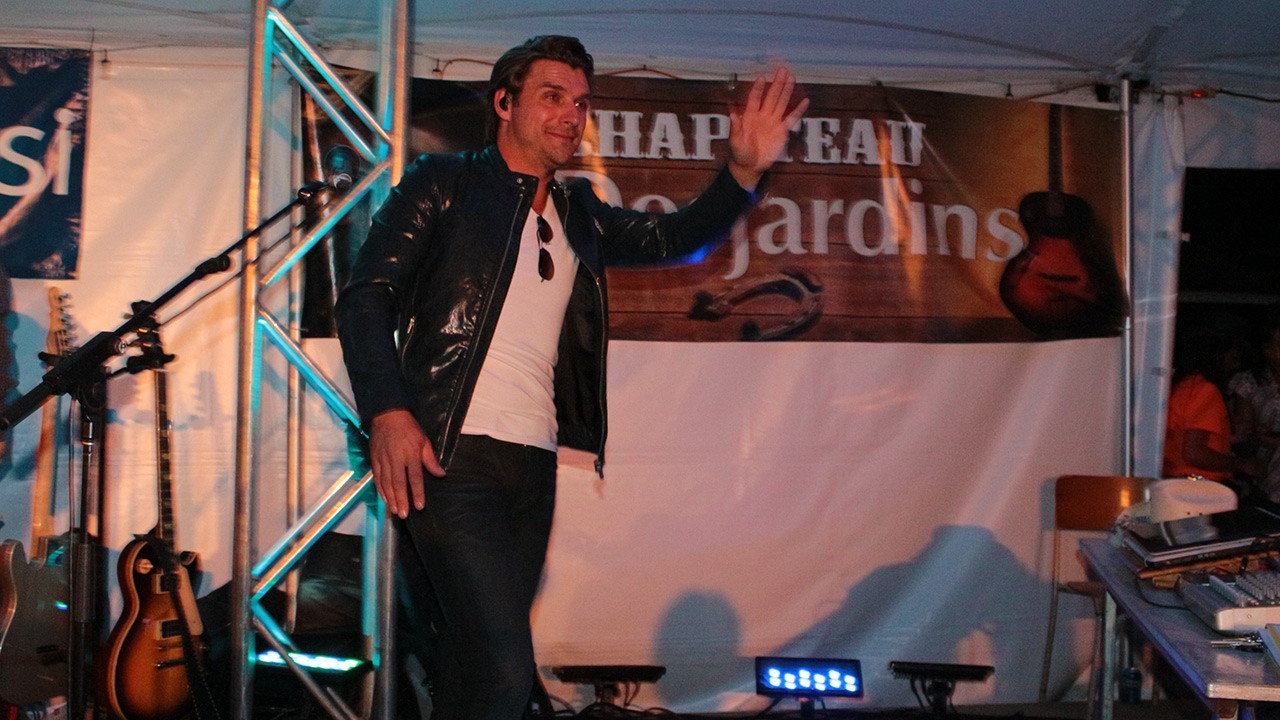 Robby Jonhson était de passage sous la tente du Chapiteau Desjardins à Nashville en Beauce le 26 juillet dernier lors du spectacle de Cherokee.