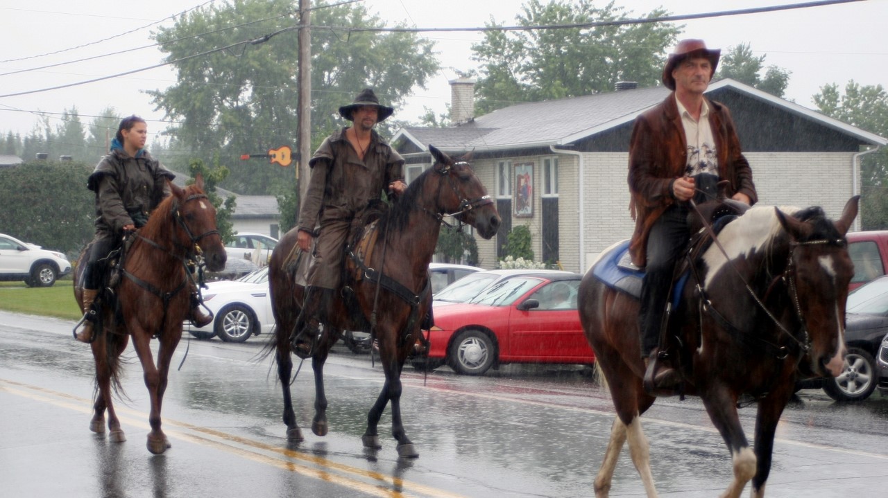 Une parade sous la pluie à Nashville en Beauce