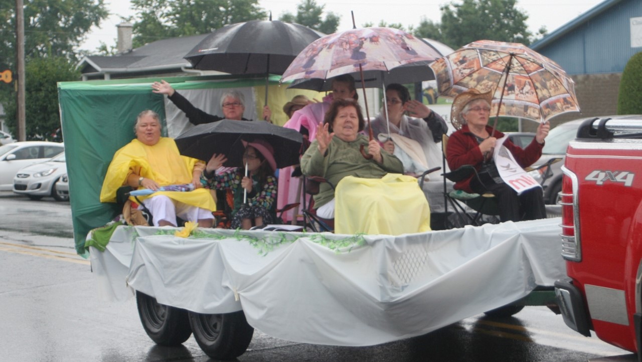 Une parade sous la pluie à Nashville en Beauce