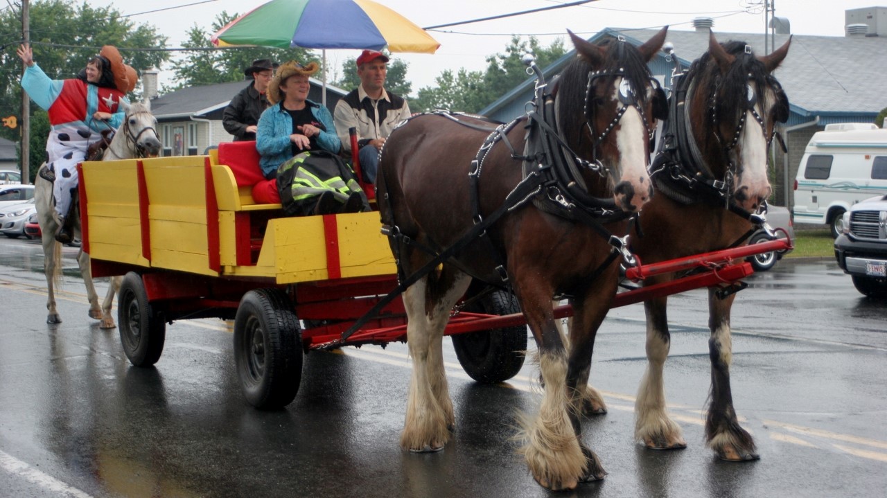 Une parade sous la pluie à Nashville en Beauce