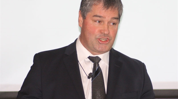 Le docteur Yves Bolduc reçoit les analyses de la Régie de l’assurance maladie du Québec