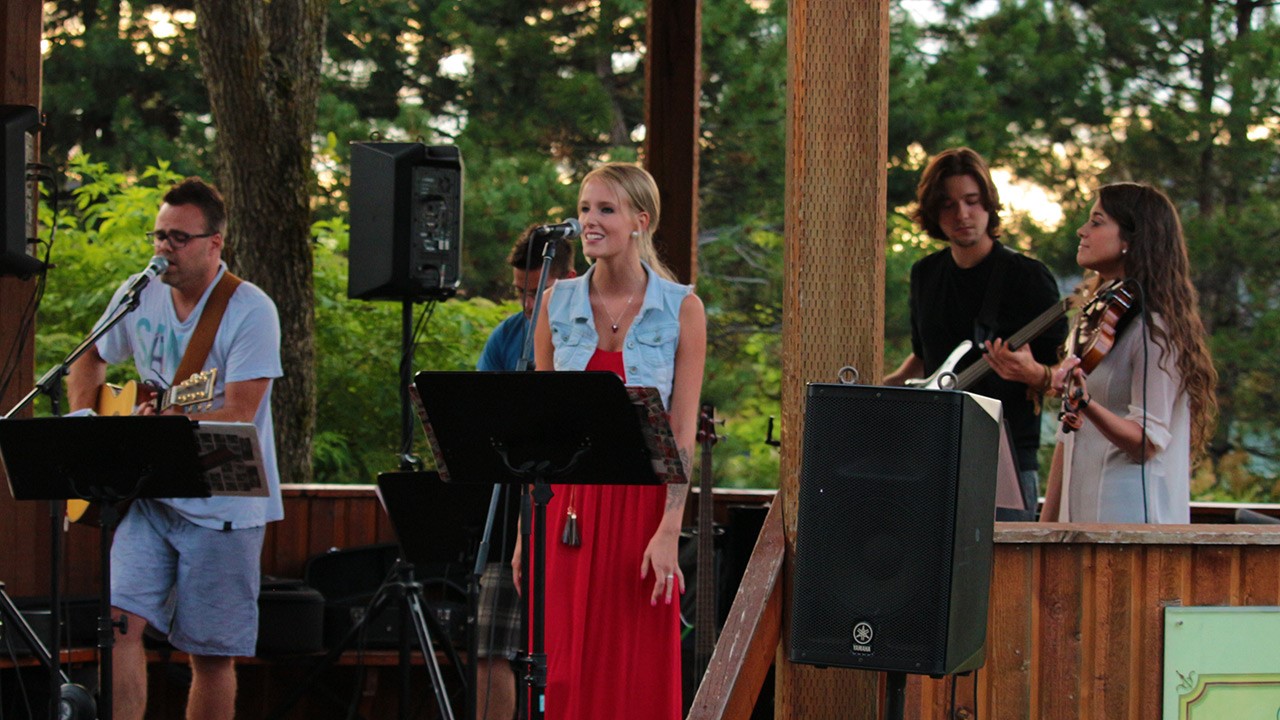 Un nombre record de personnes était présent mercredi à l’Arboretum de Saint-Georges pour la prestation du Red Years Band.
