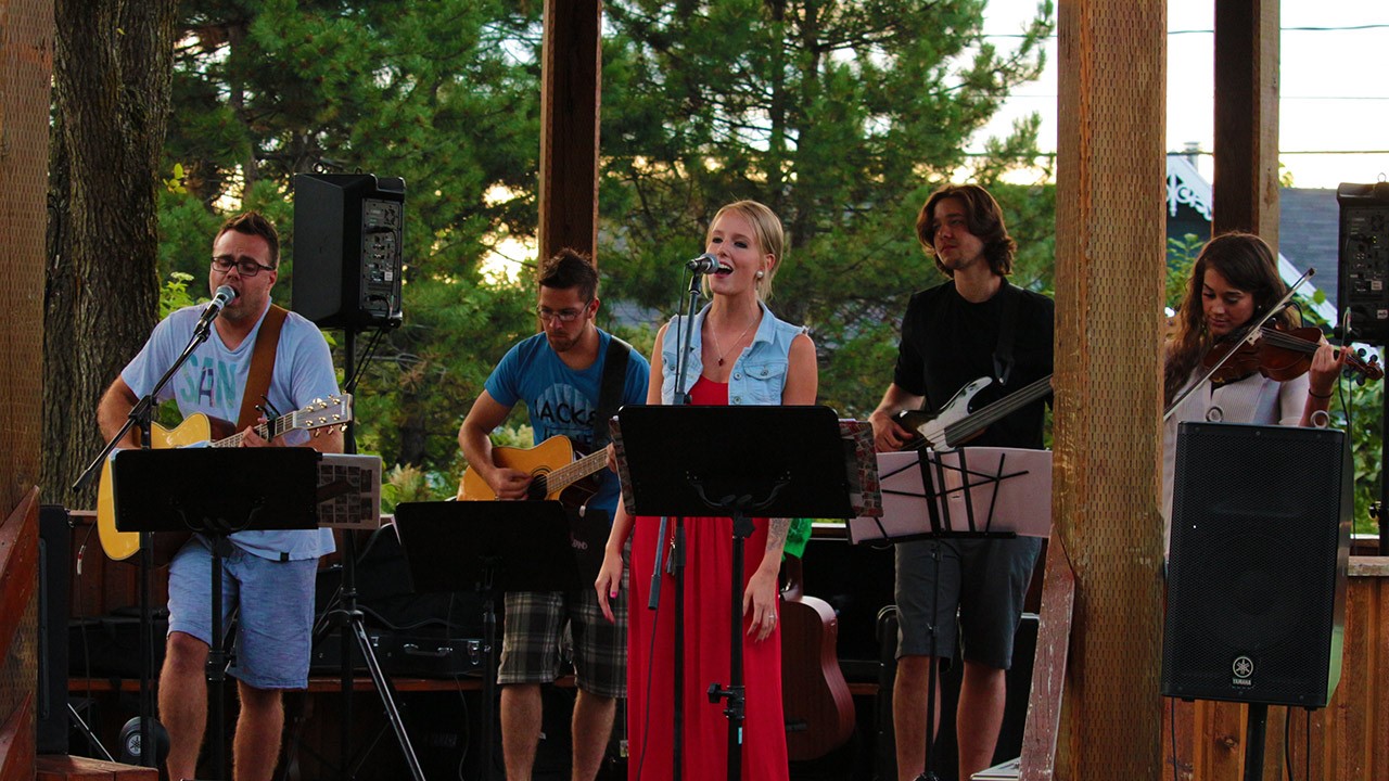 Un nombre record de personnes était présent mercredi à l’Arboretum de Saint-Georges pour la prestation du Red Years Band.
