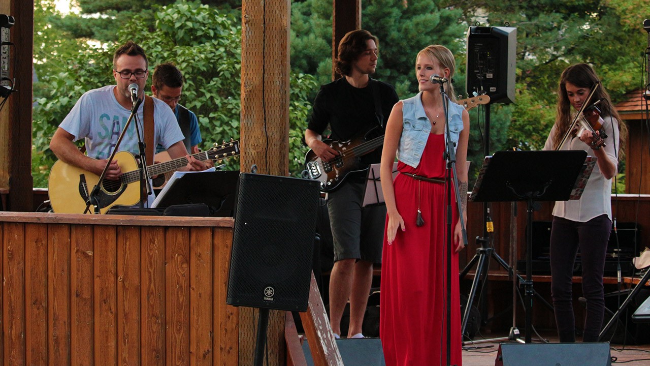 Un nombre record de personnes était présent mercredi à l’Arboretum de Saint-Georges pour la prestation du Red Years Band.