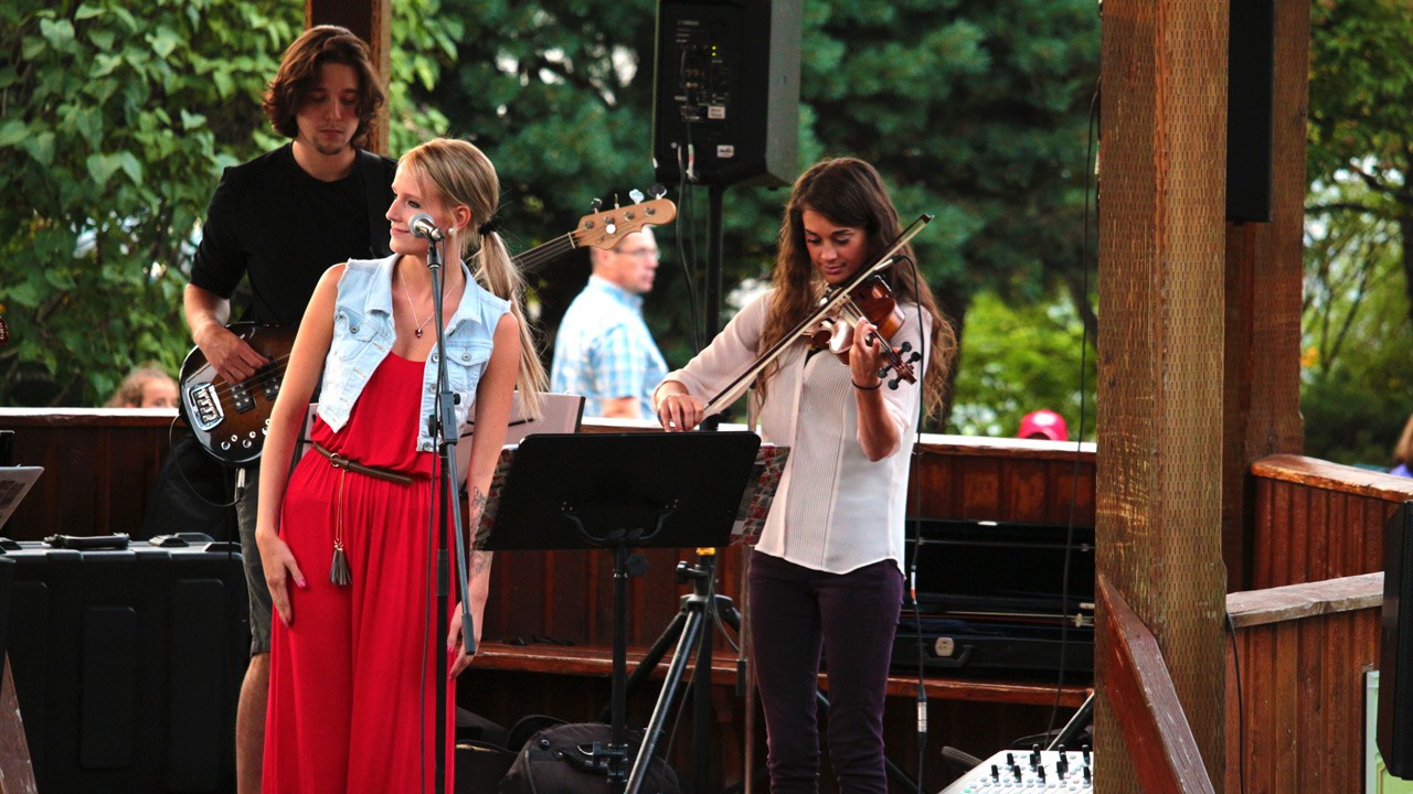 Un nombre record de personnes était présent mercredi à l’Arboretum de Saint-Georges pour la prestation du Red Years Band.