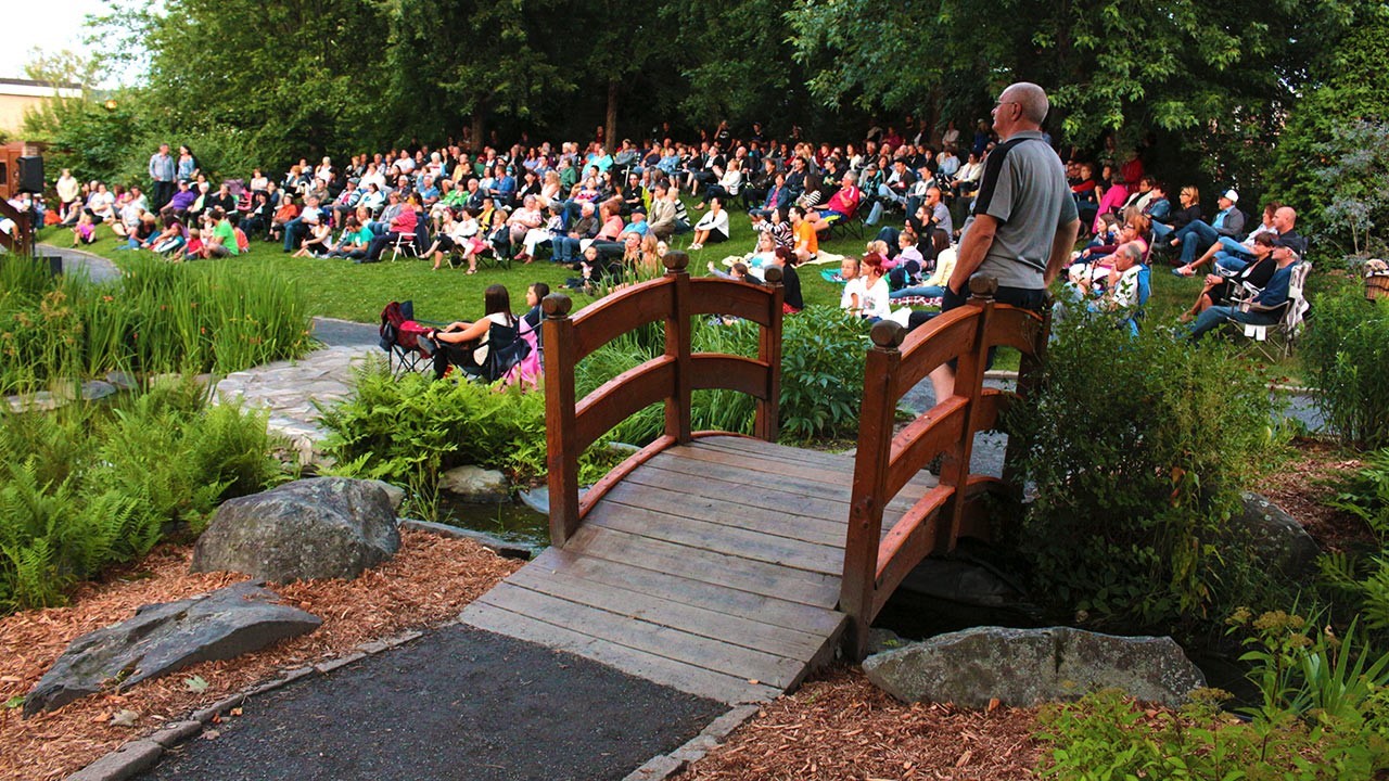 Un nombre record de personnes était présent mercredi à l’Arboretum de Saint-Georges pour la prestation du Red Years Band.