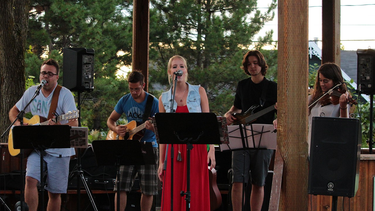 Un nombre record de personnes était présent mercredi à l’Arboretum de Saint-Georges pour la prestation du Red Years Band.