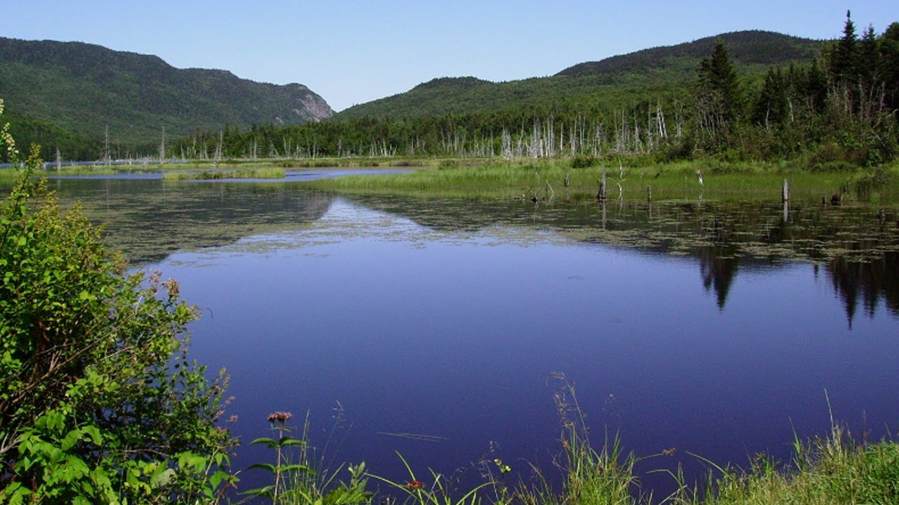 Le Lac Émilie avec les pentes du Mont Bélanger en arrière-plan