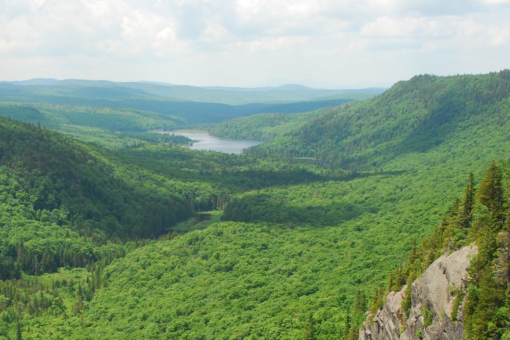 Le Lac Émilie vu des hauteurs du Mont Bélanger