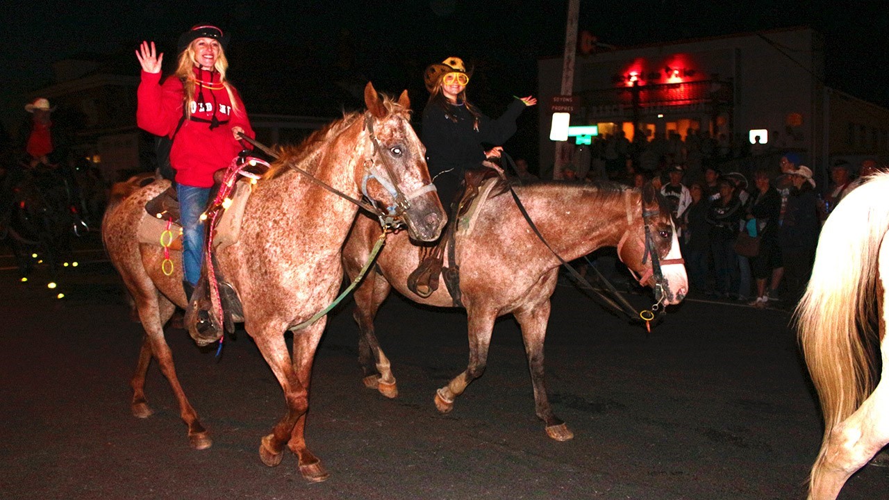 Après une première parade de jour qui s’est déroulé sous la pluie, voilà que Nashville remet ça avec, cette fois-ci, un défilé de chevaux et de voitures illuminés.