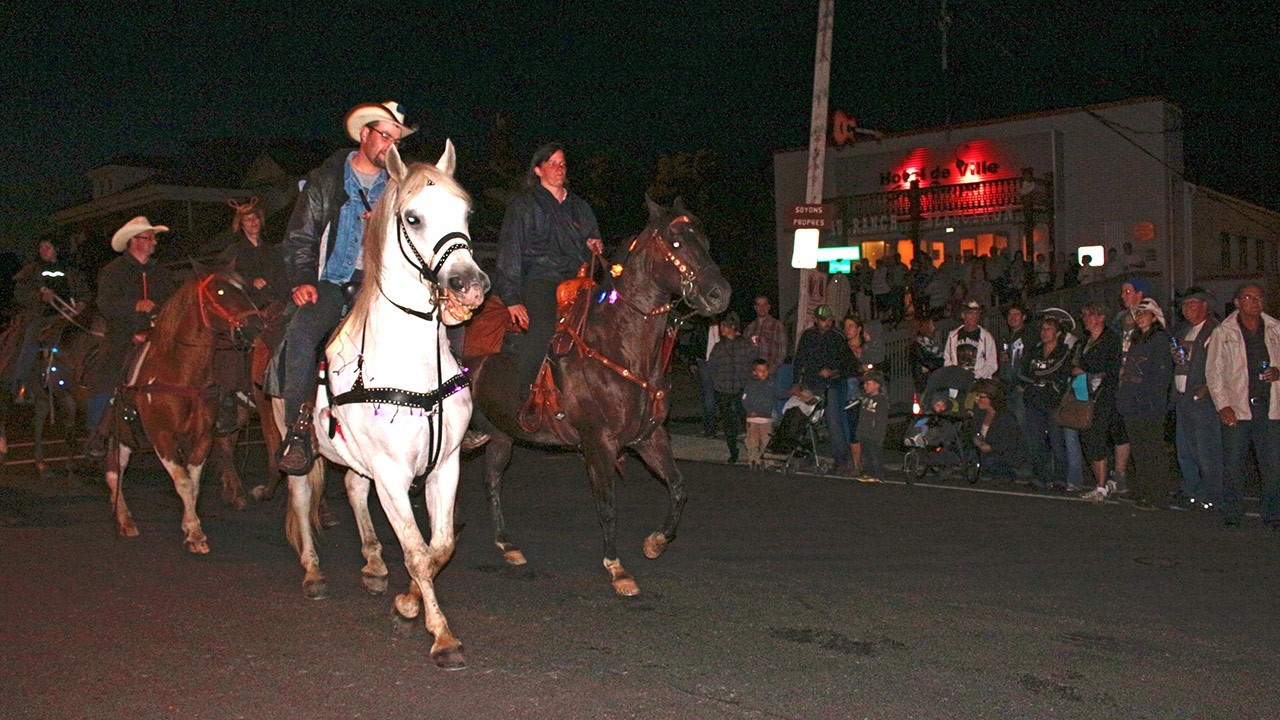 Après une première parade de jour qui s’est déroulé sous la pluie, voilà que Nashville remet ça avec, cette fois-ci, un défilé de chevaux et de voitures illuminés.