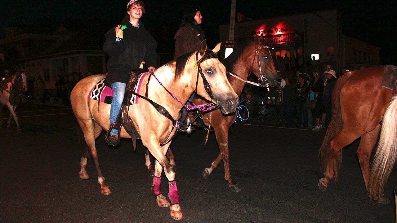 Après une première parade de jour qui s’est déroulé sous la pluie, voilà que Nashville remet ça avec, cette fois-ci, un défilé de chevaux et de voitures illuminés.