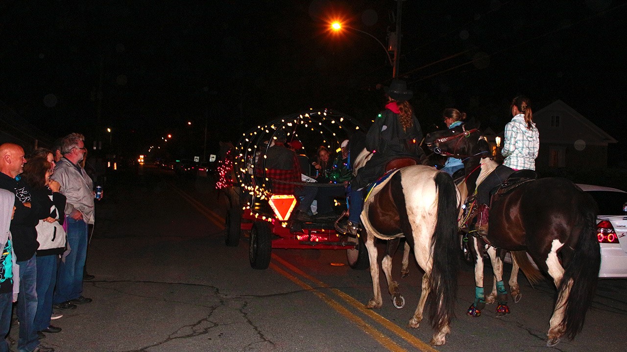 Après une première parade de jour qui s’est déroulé sous la pluie, voilà que Nashville remet ça avec, cette fois-ci, un défilé de chevaux et de voitures illuminés.