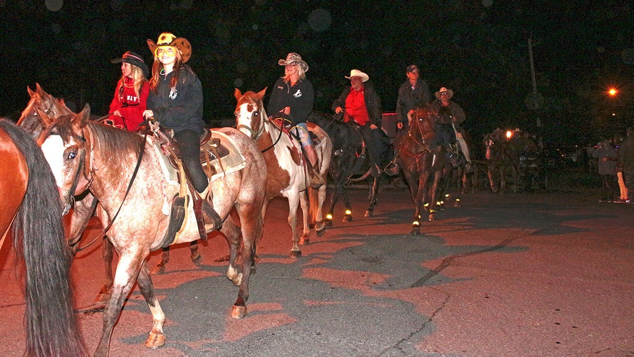 Après une première parade de jour qui s’est déroulé sous la pluie, voilà que Nashville remet ça avec, cette fois-ci, un défilé de chevaux et de voitures illuminés.