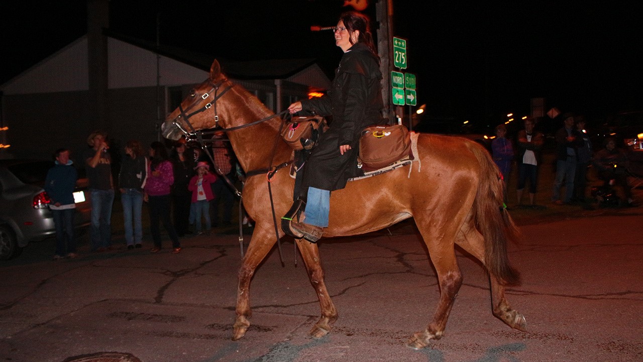 Après une première parade de jour qui s’est déroulé sous la pluie, voilà que Nashville remet ça avec, cette fois-ci, un défilé de chevaux et de voitures illuminés.