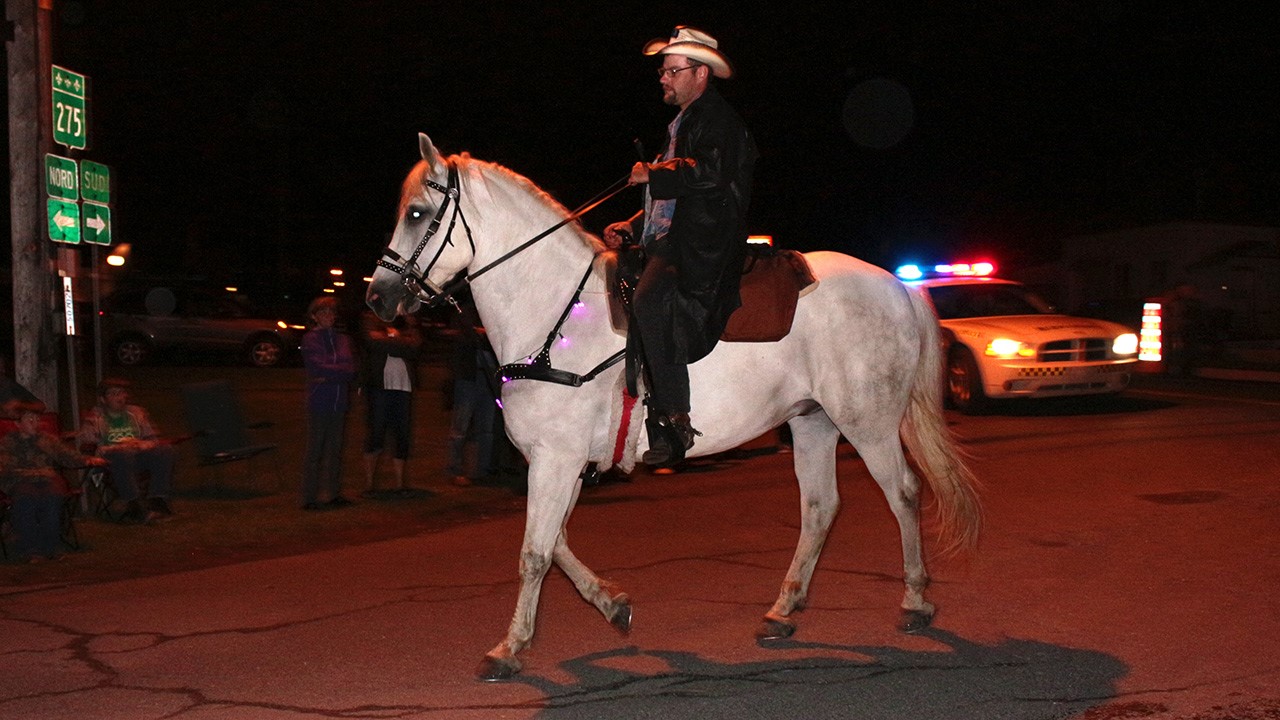 Après une première parade de jour qui s’est déroulé sous la pluie, voilà que Nashville remet ça avec, cette fois-ci, un défilé de chevaux et de voitures illuminés.