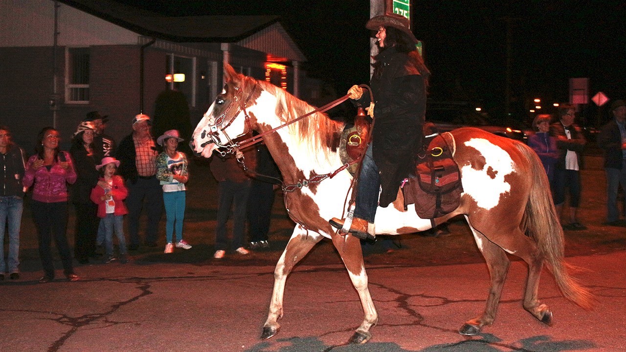 Après une première parade de jour qui s’est déroulé sous la pluie, voilà que Nashville remet ça avec, cette fois-ci, un défilé de chevaux et de voitures illuminés.
