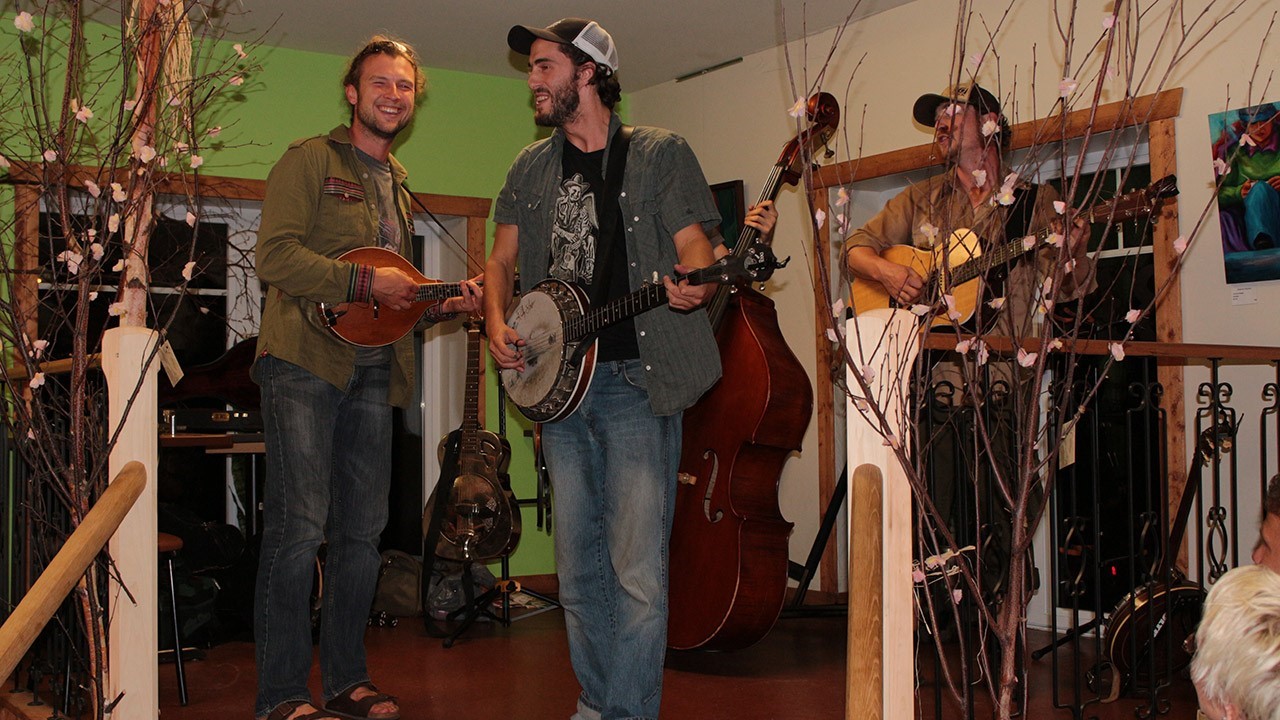 Malgré le mauvais temps, Dylan Perron et Élixir de Gumbo était de passage à Saint-Georges le 2 août dernier dans le cadre de la série de spectacles « C’est SHOW au centre-ville ».