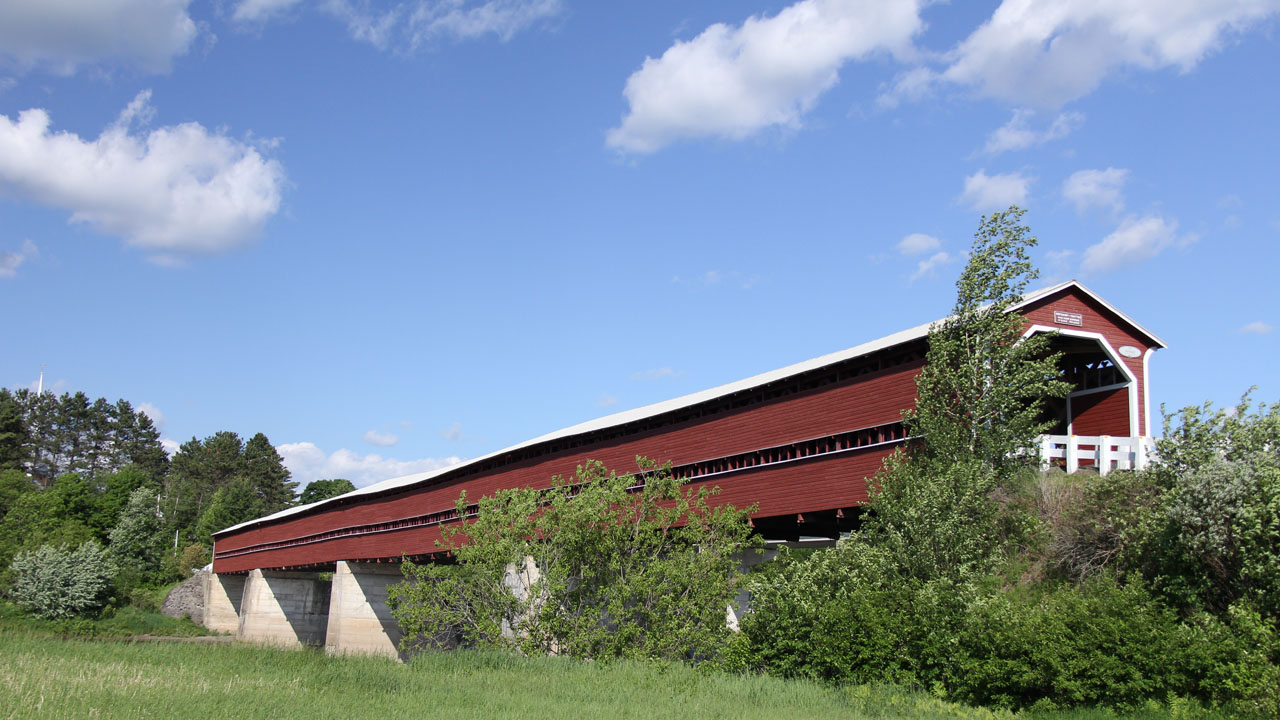 Le pont Perrault est le plus long pont couvert du Québec.