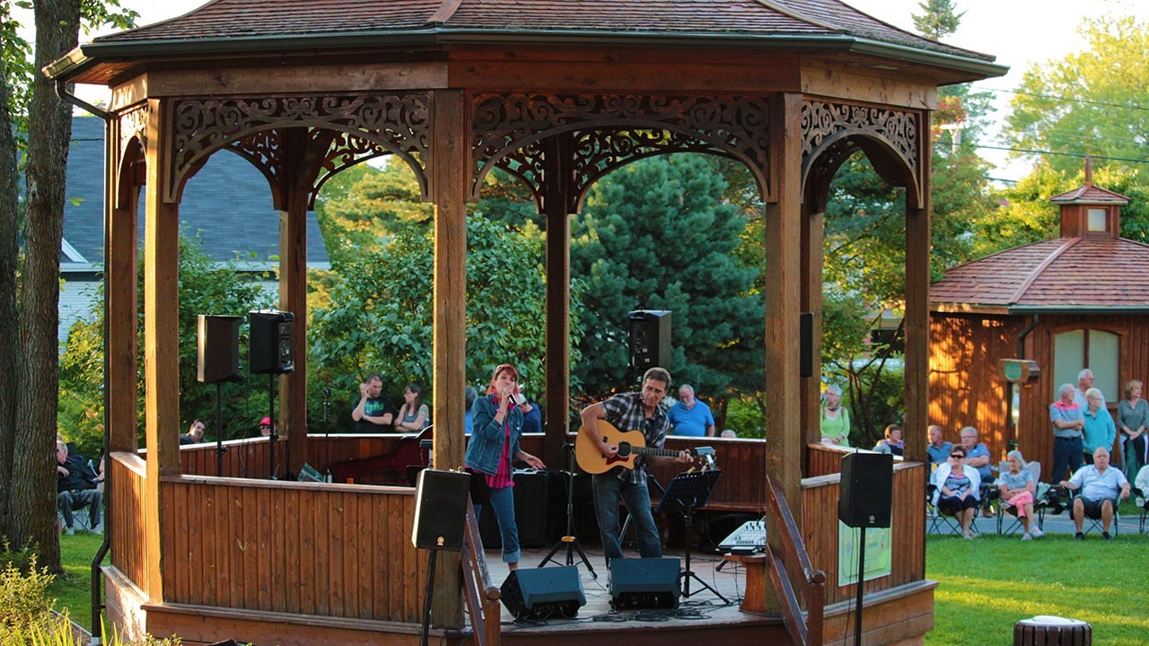 Luce Veilleux et Mario Jacques étaient en spectacle au kiosque du régiment à l’Arboretum de Saint-Georges mercredi dernier dans le cadre des Récitals de l’été georgien. 