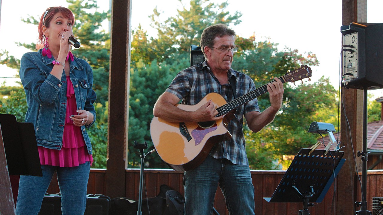 Luce Veilleux et Mario Jacques étaient en spectacle au kiosque du régiment à l’Arboretum de Saint-Georges mercredi dernier dans le cadre des Récitals de l’été georgien. 