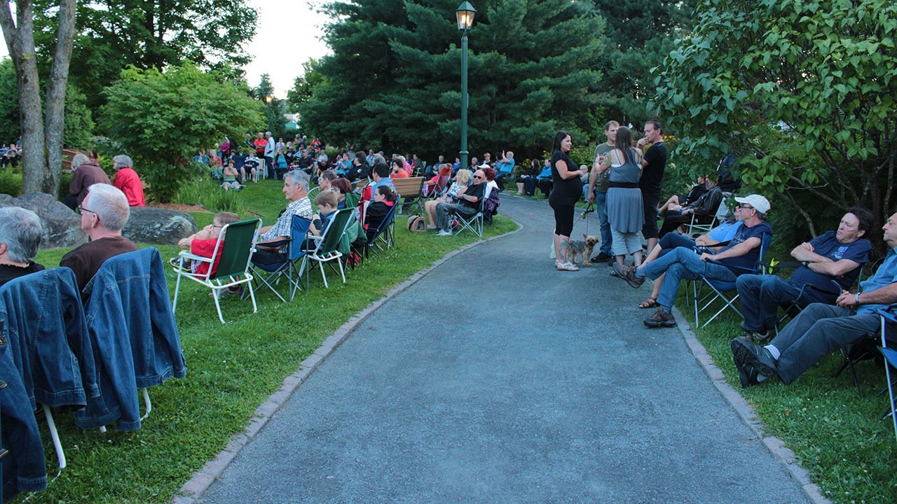 Luce Veilleux et Mario Jacques étaient en spectacle au kiosque du régiment à l’Arboretum de Saint-Georges mercredi dernier dans le cadre des Récitals de l’été georgien. 