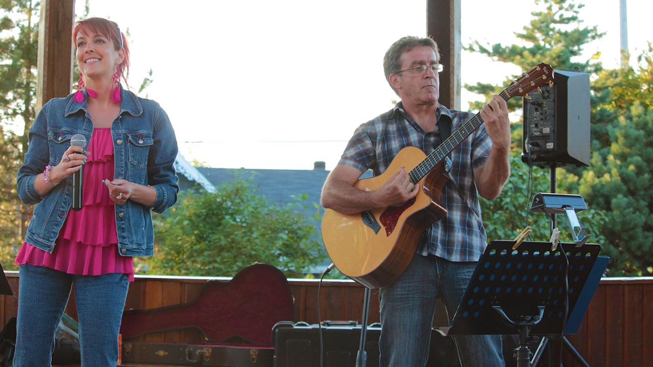 Luce Veilleux et Mario Jacques étaient en spectacle au kiosque du régiment à l’Arboretum de Saint-Georges mercredi dernier dans le cadre des Récitals de l’été georgien.
