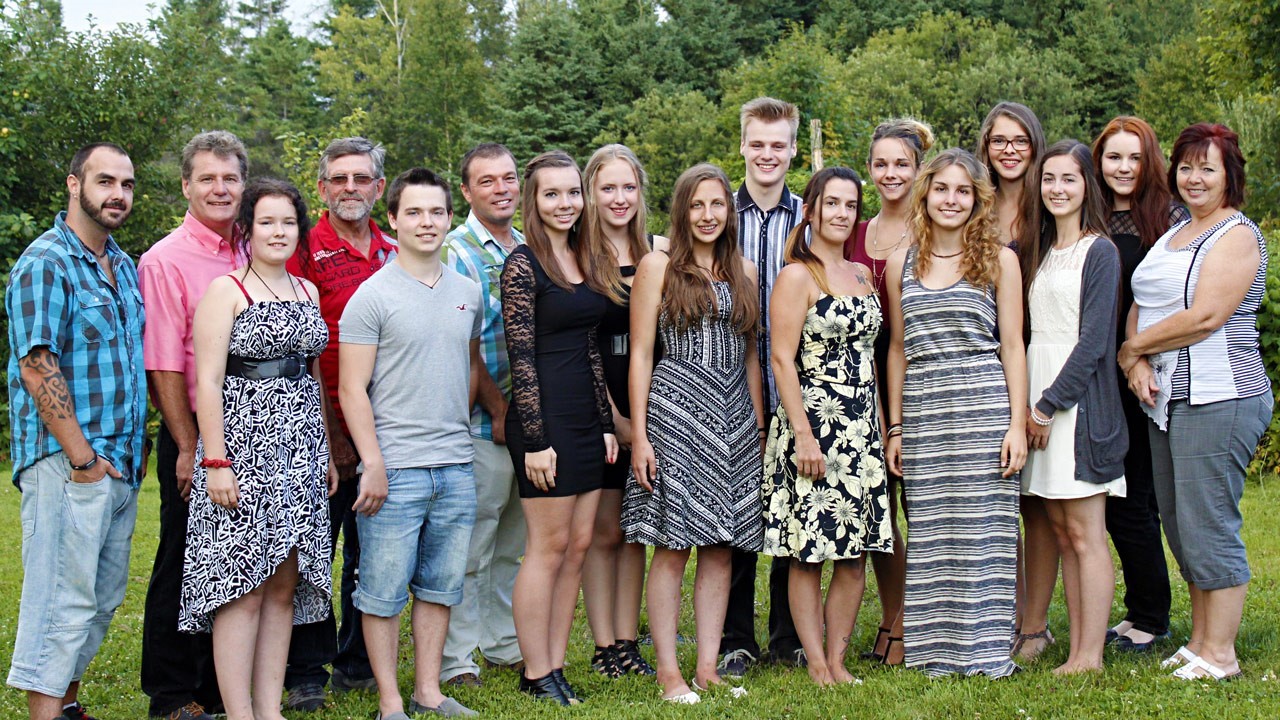 Première rangée : Marie-Hélène Doyon, David Boily, Maïly Robert, Melisa Veres, Isabelle Veilleux, Léonie Champagne, Marie-Ève Turcotte, Suzanne Maheux.
Deuxième rangée : David Gamache, Benoit Moncion, Sylvain Maheux, Stéphane Robert, Danaé Quirion, Laurier Moncion, Pamela Doyon (metteure en scène), Samantha Boucher et Cynthia Gilbert. 