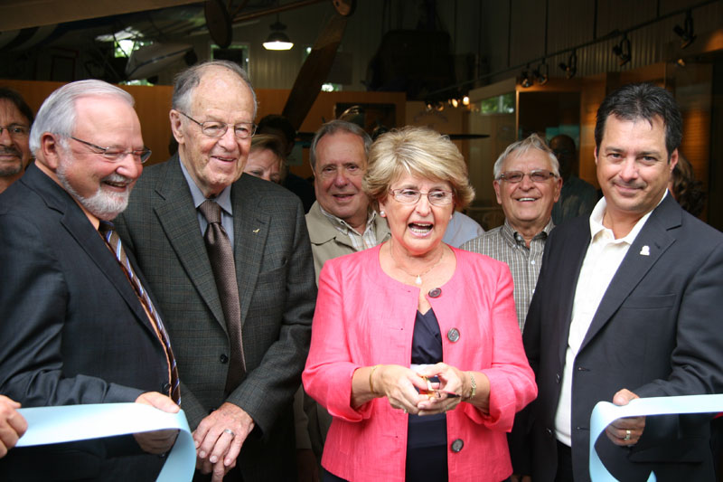 Thomas Fecteau (deuxième à partir de la gauche) était présent lors de l'inauguration du Musée de l'aviation de Sainte-Marie, en 2011.