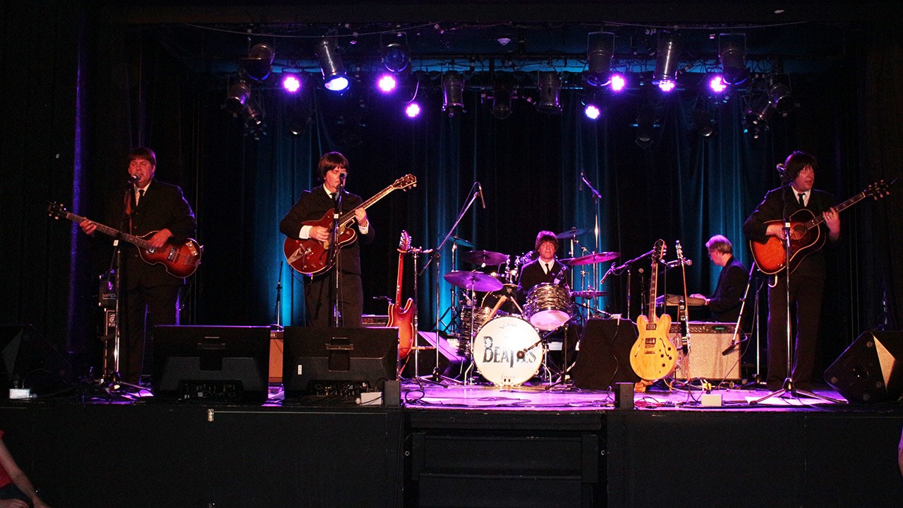 Pendant que SRV Tribute Blues Band réchauffait l’atmosphère sur la scène extérieure, Beatles Forever enflammait la scène intérieure avec les succès des Beatles.
