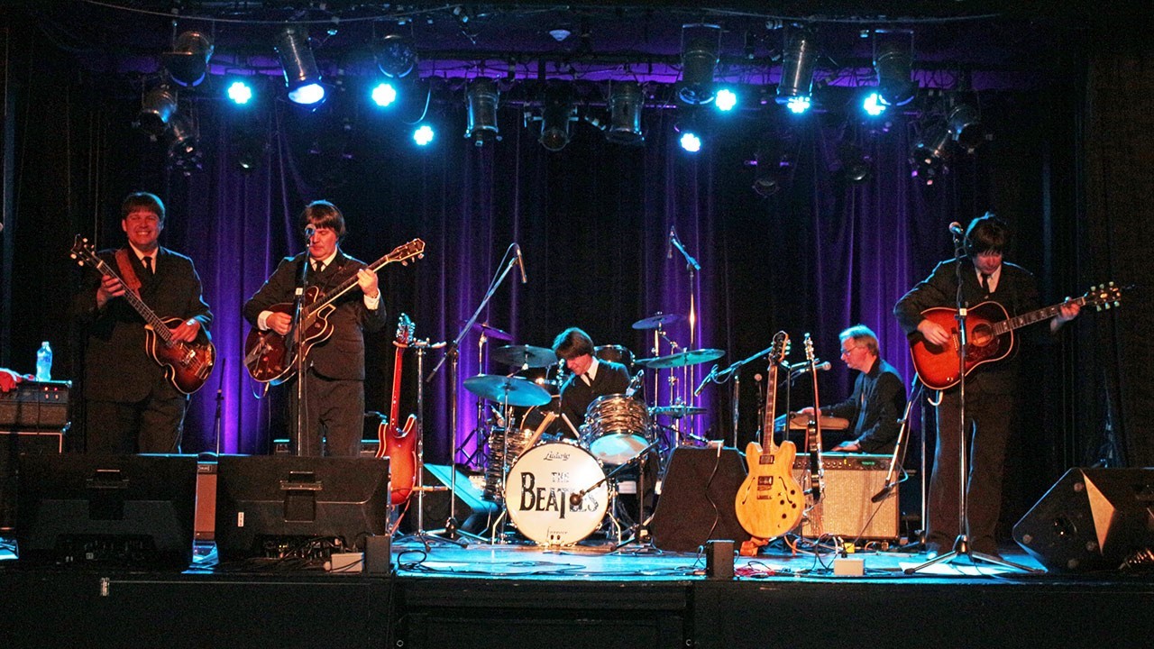 Pendant que SRV Tribute Blues Band réchauffait l’atmosphère sur la scène extérieure, Beatles Forever enflammait la scène intérieure avec les succès des Beatles.