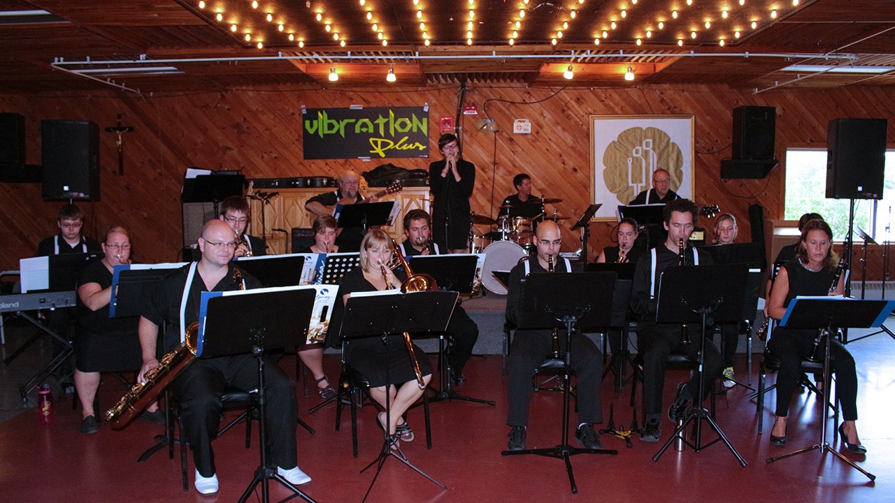 Famille, amis et citoyens solidaires à la cause de Gregory Tanguay se sont présentés dimanche dernier à l’aréna Marcel Dutil de Saint-Gédéon, pour assister au spectacle-bénéfice musical visant à soutenir la famille de cet enfant qui se bat pour sa survie depuis sa naissance.