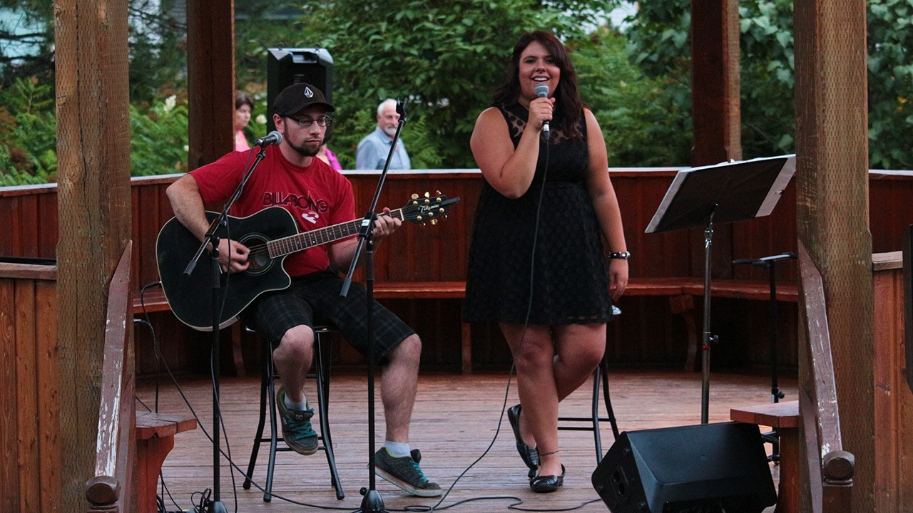 C’est hier qu’a eu lieu le spectacle de Sarah Fortin qui était initialement prévu le 13 août. Pour l’occasion, près de 300 personnes se sont présentées à l’Arboretum de Saint-Georges.