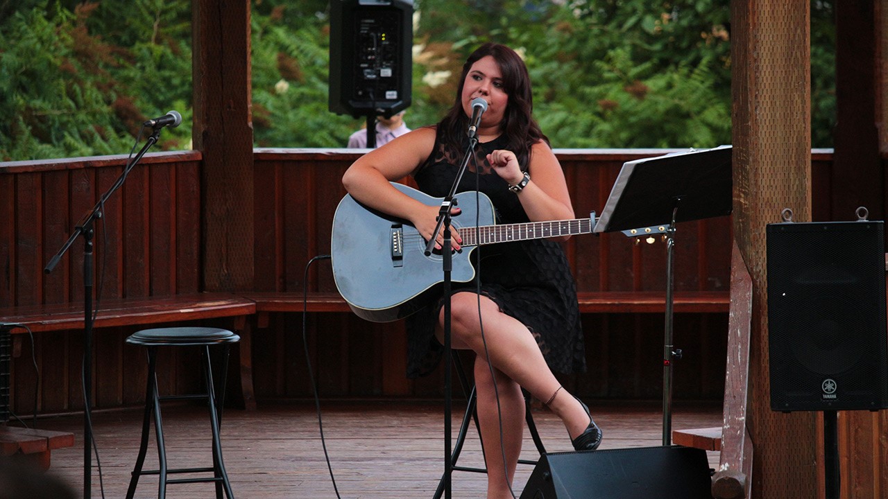 C’est hier qu’a eu lieu le spectacle de Sarah Fortin qui était initialement prévu le 13 août. Pour l’occasion, près de 300 personnes se sont présentées à l’Arboretum de Saint-Georges.
