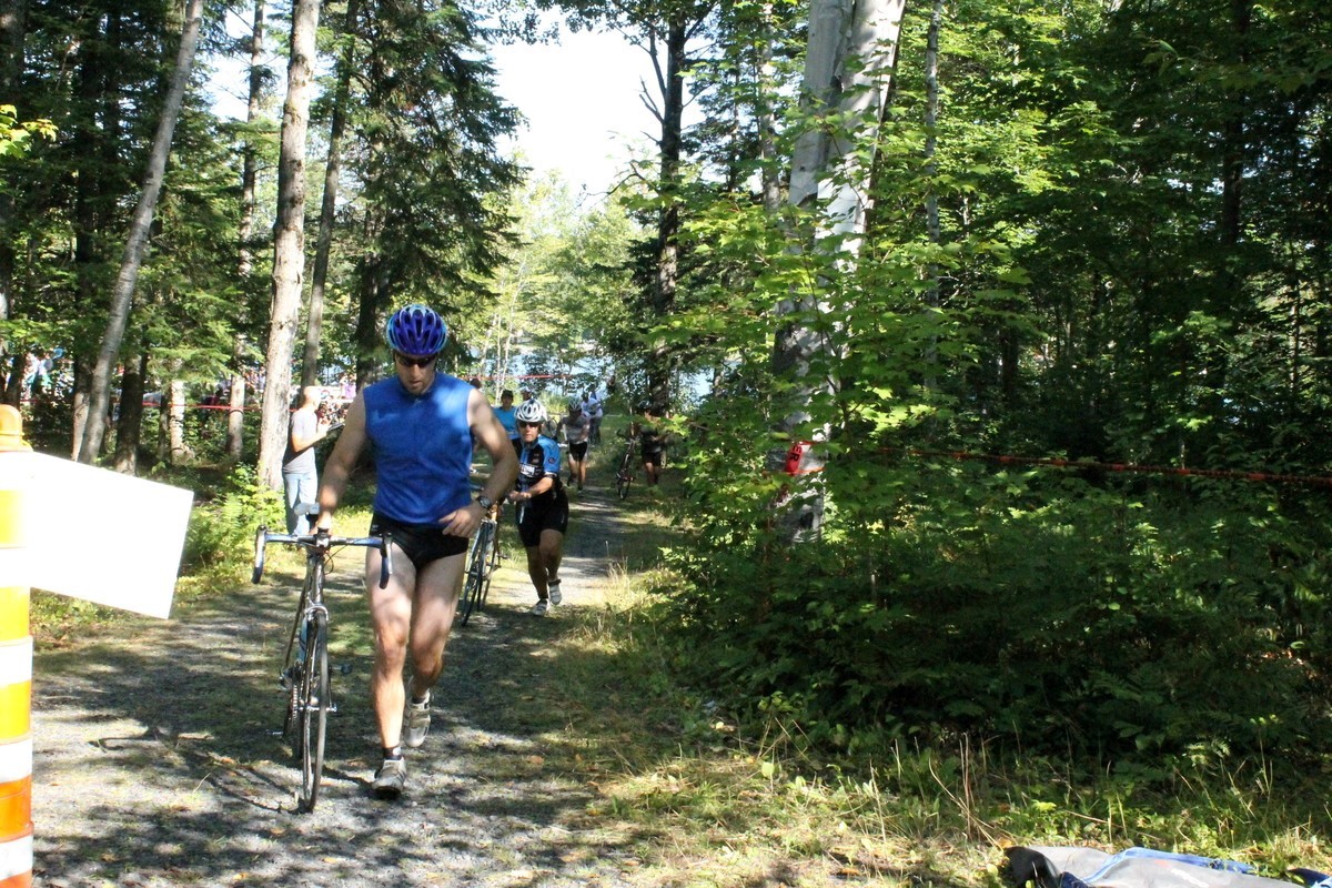 (299 photos) Plus de 150 braves pour le Premier Triathlon du Lac-Poulin