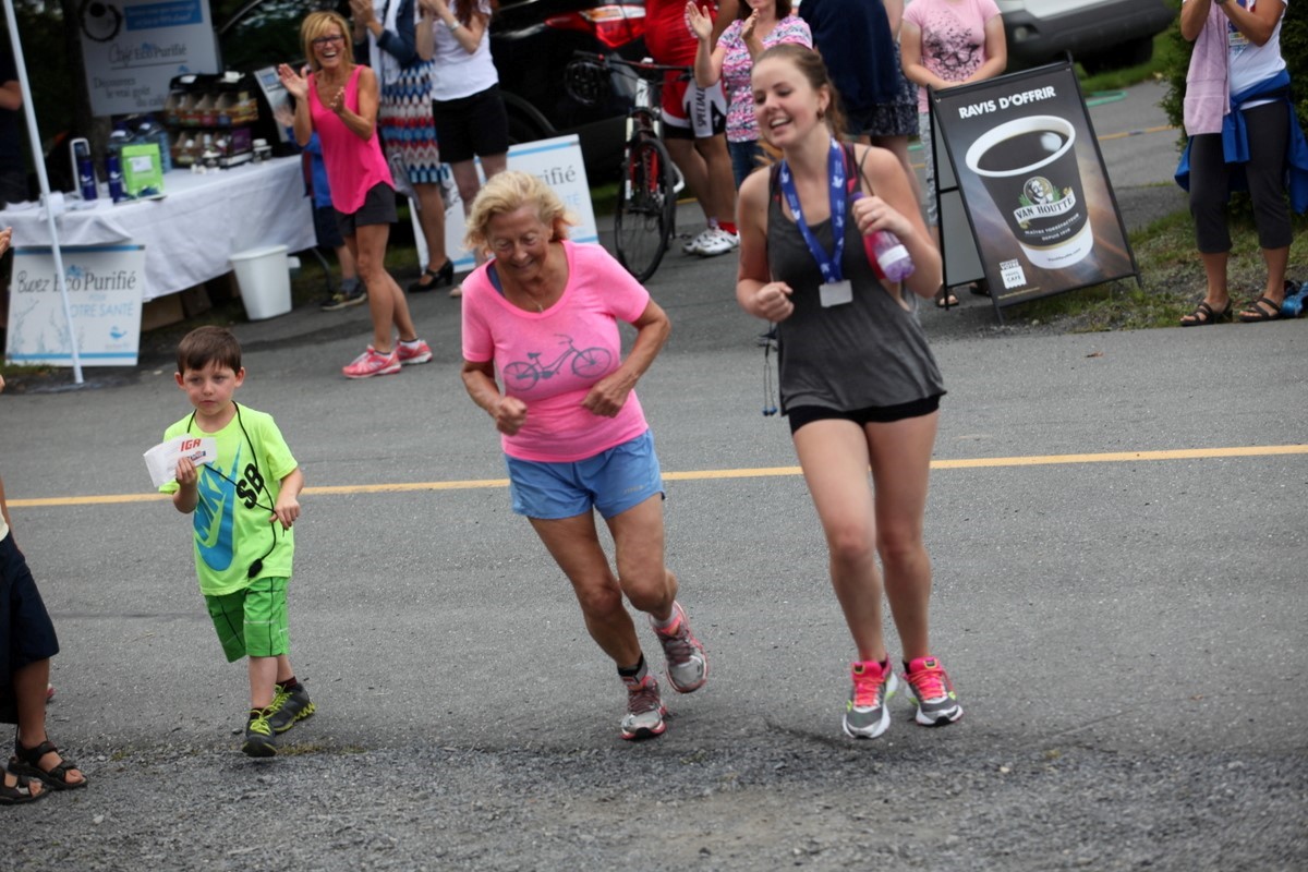 Mme Priscilla Lacombe qui complète son triathlon.