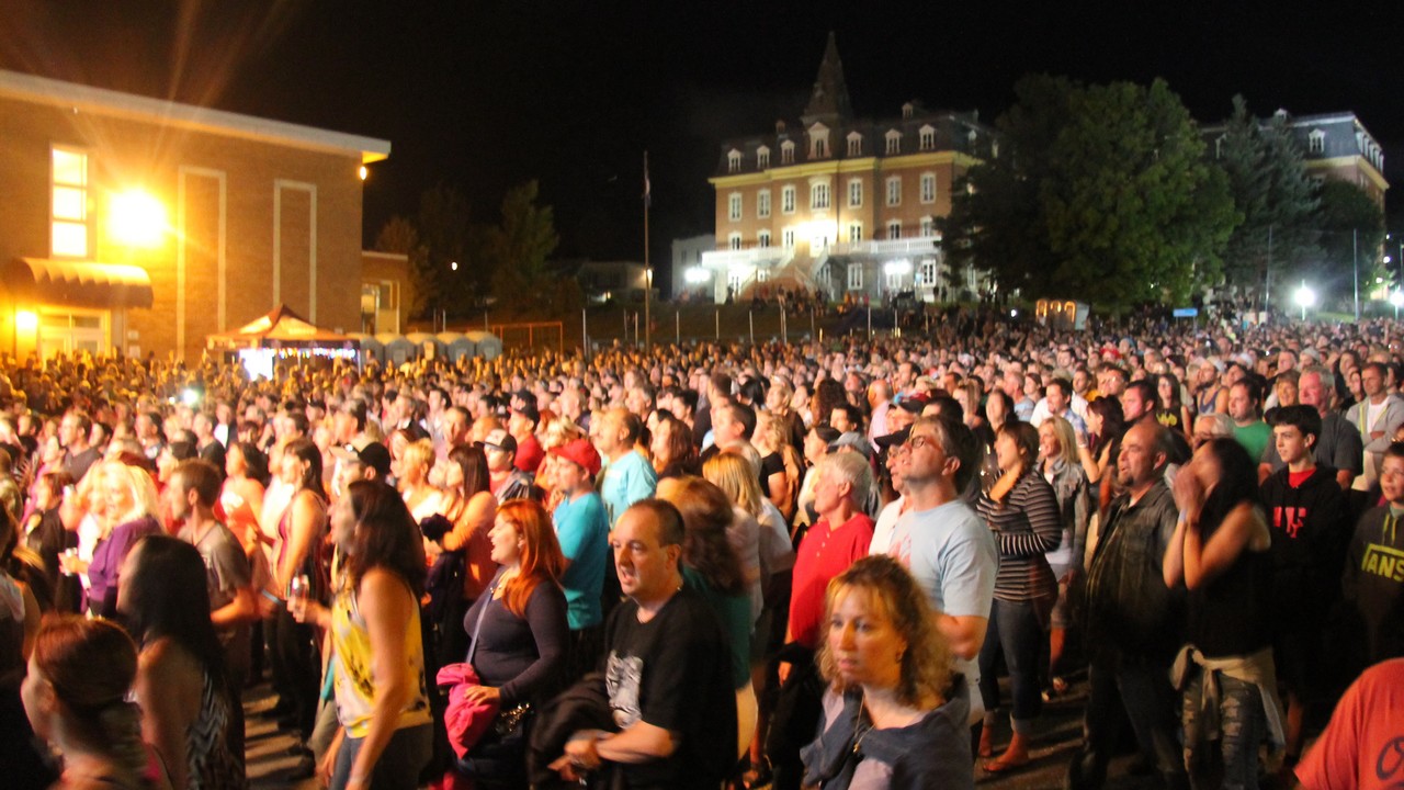 Des milliers de personnes ont assisté au spectacle.