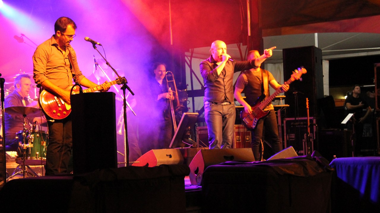 Rebound ultimate Cover Band a assuré la première partie de la soirée.