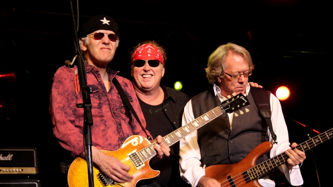 La prestation énergique de Loverboy a débuté vers 10 h