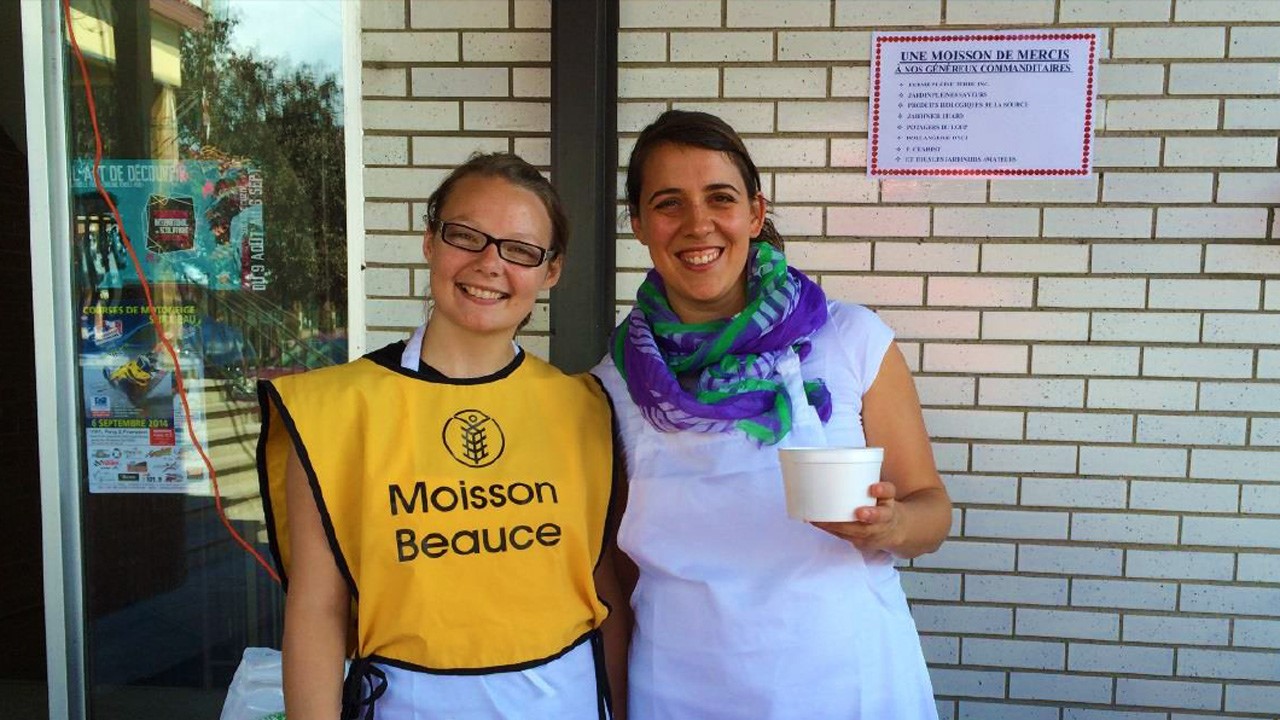 De gauche à droite : Madame Stéphanie Dumas, agente communautaire,
chez Moisson Beauce et Madame Hélène Fleury, technicienne en nutrition
pour le projet SISCA Beauce-Sartigan.